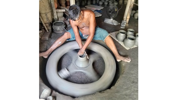 সুজানগরে মাটির অভাবে মৃৎশিল্প মুখ থুবড়ে পড়েছে