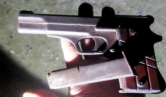 মাদক কারবারীর ঘর থেকে পিস্তলসহ একজন গ্রেপ্তার