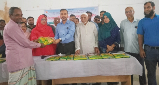 কালীগঞ্জে ক্ষুদ্র ও প্রান্তিক কৃষকদের মাঝে কৃষি প্রণোদনা বিতরণ