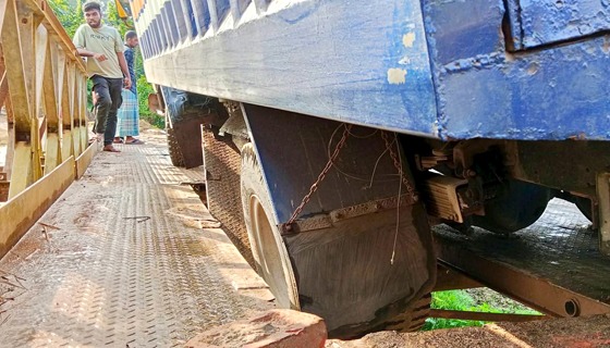 সেতু ভেঙে লংগদু-দীঘিনালা সড়কে দূভোর্গ