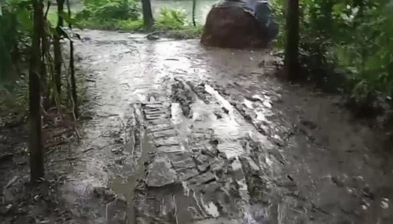 হোসেনপুরে কাঁচা রাস্তার দুর্ভোগে পাঁচ গ্রামবাসী