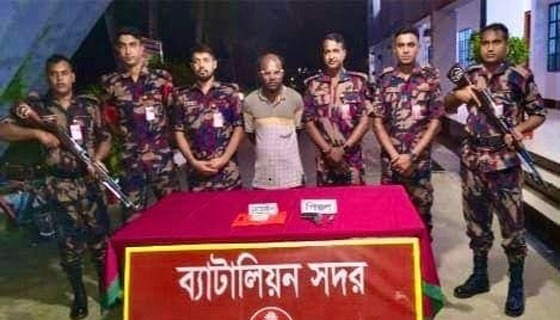 দৌলতপুরে বিদেশি পিস্তল, গুলি, ম্যাগাজিন ও হেরোইন সহ আটক ১