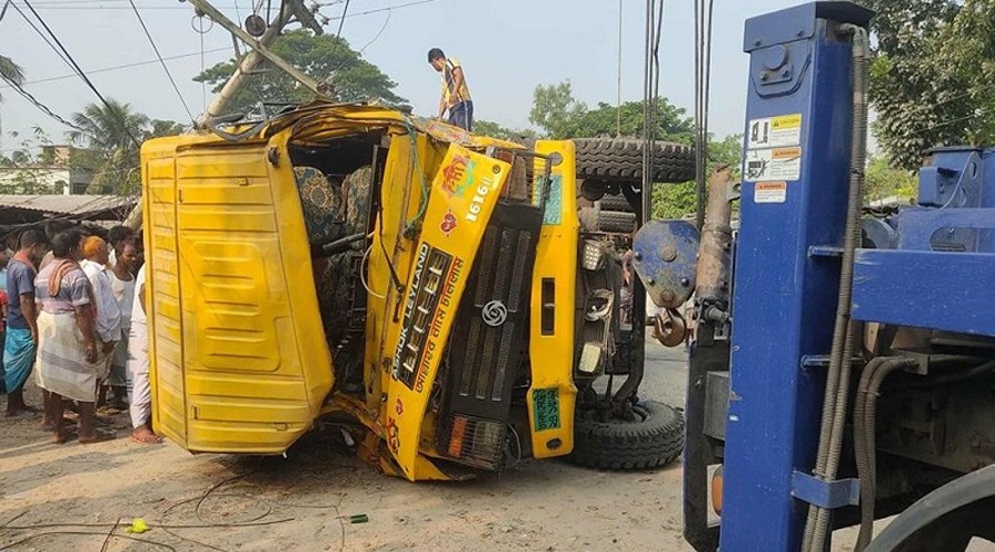 পাবনায় ট্রাকচাপায় দুই শিক্ষার্থীসহ ৩জনের প্রাণ গেল