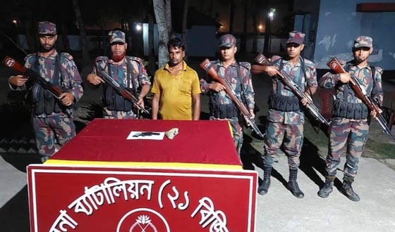 বেনাপোলে ধানের গোলাঘর থেকে পিস্তল উদ্ধার, আটক ১