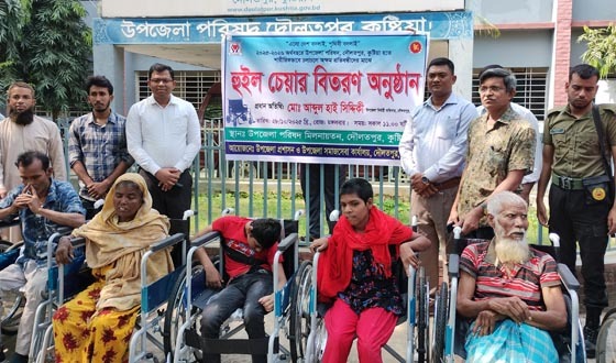 দৌলতপুরে প্রতিবন্ধীদের মাঝে হুইল চেয়ার বিতরণ