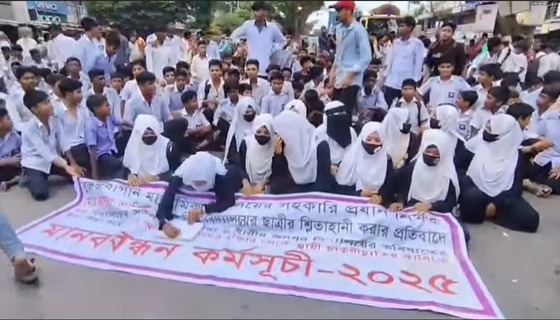 শার্শায় বরখাস্ত হওয়া শিক্ষকের বিদ্যালয়ে যোগদান, প্রতিবাদে মানববন্ধন