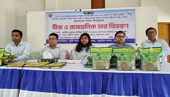 নড়াইলে ৫ সহস্রাধিক চাষিকে বিনামূল্যে বীজ ও সার বিতরণ