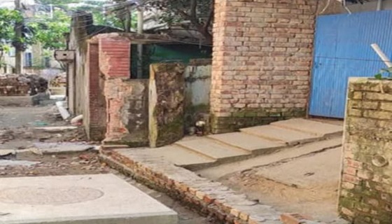 খুলনায় সরকারি রাস্তা দখল করে প্রাচীর ও বাড়ি নির্মাণ