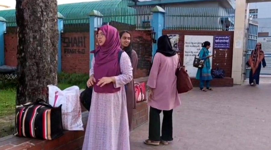 বাকৃবিতে উত্তেজনা : হল ছাড়ছেন শিক্ষার্থীরা, আন্দোলনে অনড় একাংশ