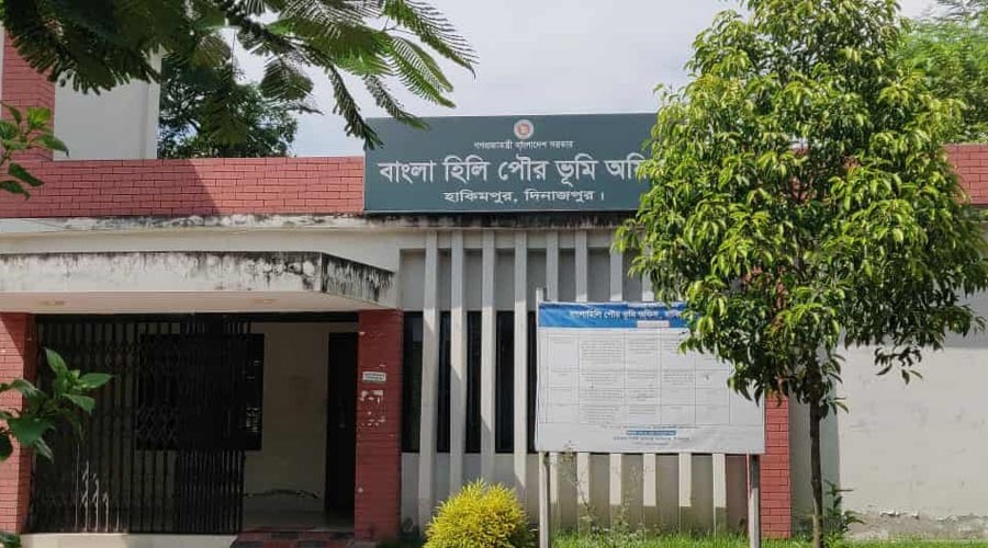 অন্যদের জমি খারিজ হয়, আমারটা হয় না, হিলি ভূমি অফিসে ভুক্তভোগীর কান্না