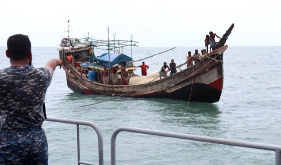 ট্রলারসহ ১২ জেলেকে উদ্ধার করলো নৌবাহিনী