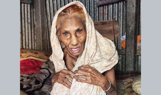 কটিয়াদীতে দুর্দশাগ্রস্থ শতোর্ধ মল্লিকা বানু, মিলেনি বয়স্ক ভাতা