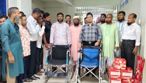 নাচোল উপজেলা স্বাস্থ্যকমপ্লেক্সে হুইলচেয়ার প্রদান