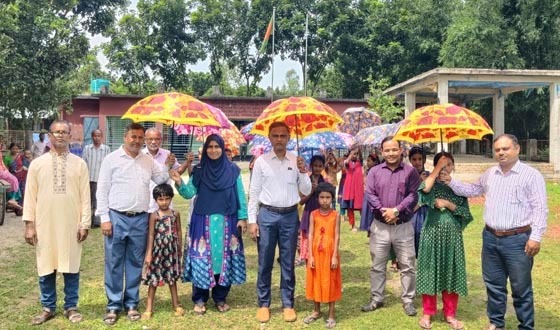 স্কুলে উপস্থিতি বাড়াতে খানসামায় শিক্ষার্থীদের মাঝে ছাতা বিতরণ