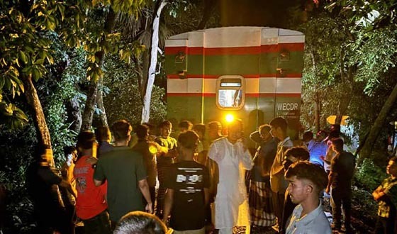 পটিয়ায় বিচ্ছিন্ন বগি রেখে ঢাকায় পর্যটক এক্সপ্রেস ট্রেন