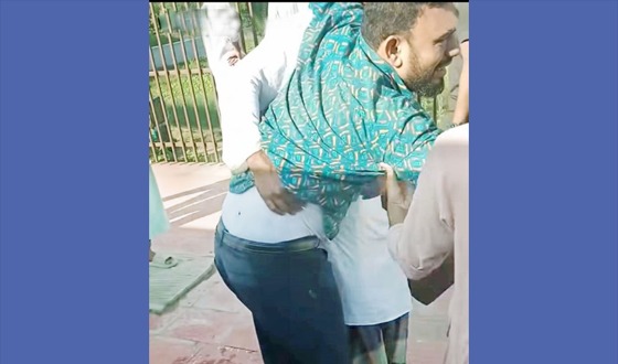 ট্রেনের দরজায় বসে পা থেতলে গেল চন্দনাইশের যাত্রীর