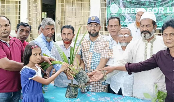 কালীগঞ্জে রোটারী ক্লাবের উদ্যোগে শিশুদের মাঝে গাছের চারা ও শিক্ষা উপকরন বিতরন