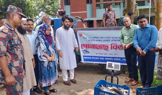 পোরশায় বিভিন্ন প্রতিষ্ঠানে পোনামাছ বিতরণ