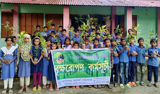 জলবায়ু পরিবর্তন মোকাবিলায় টাঙ্গাইলে গাছের চারা বিতরণ