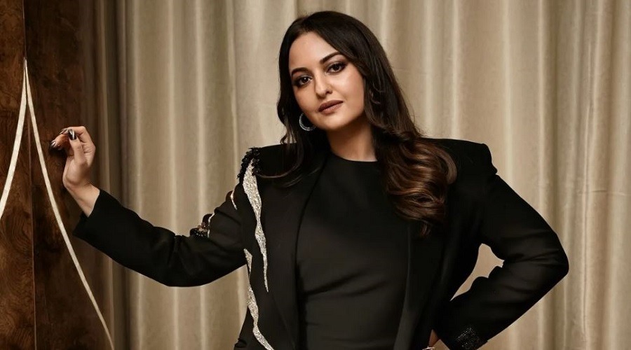 সামাজিক যোগাযোগমাধ্যমে ক্ষোভে ঝাড়লেন সোনাক্ষী