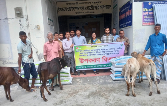কালীগঞ্জে ক্ষুদ্র নৃ-গোষ্ঠী পরিবারের মাঝে গরু ও উপকরণ বিতরণ