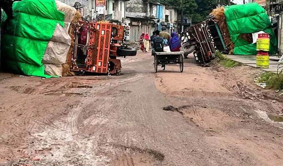 বাঘায় মহাসড়কে গর্ত চলাচলে দূর্ভোগ