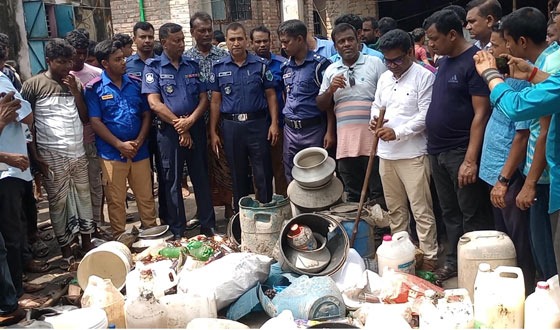 মান্দায় দুই হাজার লিটার চোলাইমদ জব্দ