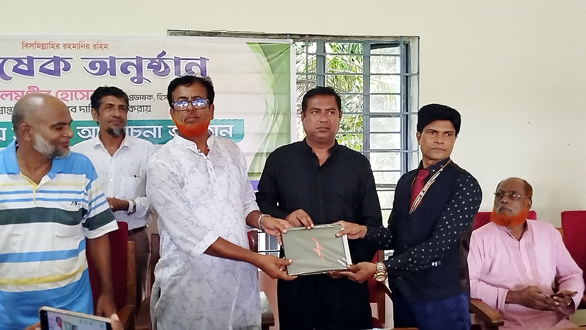 নড়াইলে ভারপ্রাপ্ত অধ্যক্ষ আলমগীর হোসেনকে ফুলেল শুভেচ্ছা