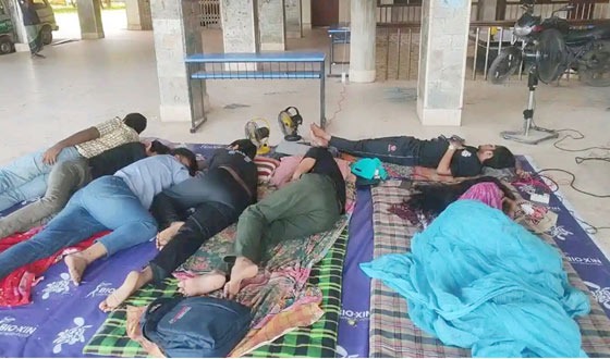 আমরণ অনশনকারী শিক্ষার্থীদের পাশে শুয়ে রাত কাটালেন ববি উপাচার্য