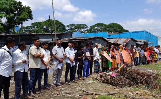 রাজশাহীতে পাহাড়িয়াদের উচ্ছেদ চেষ্টার  প্রতিবাদে মানববন্ধন