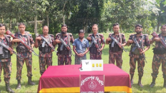 মহেশপুর সীমান্তে ৫০ লাখ টাকা মূল্যের স্বর্ণের বারসহ ১ জন আটক