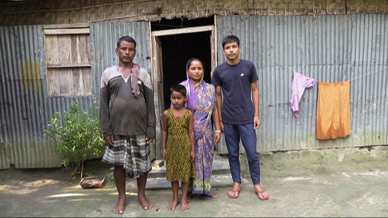 লালমনিরহাটের মেধাবী মিথুনের স্বপ্ন ঝুঁকিতে, সহায়তার হাত বাড়ানোর আহ্বান