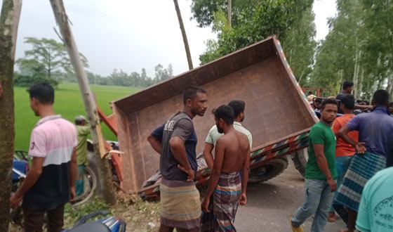 চিরিরবন্দরে ট্রাক্টর ও অটোচার্জারের সংঘর্ষে আহত ৪