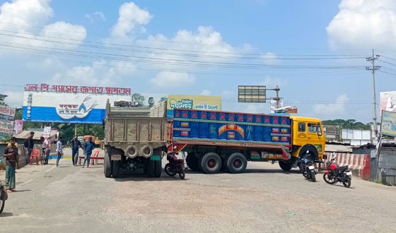 বাগেরহাটে ৪টি আসন বহালের দাবীতে নির্বাচন অফিসে তালা