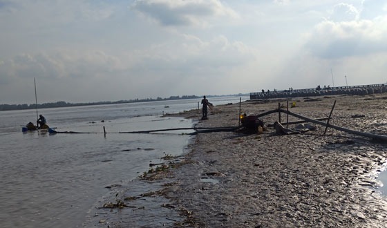 তিস্তা নদীতে সরকারি বাঁধের নিচে অবৈধ বালু উত্তোলন
