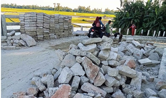 চিলমারীতে হাতের চাপে ভেঙে যাচ্ছে সেতুর গাইড ওয়ালের স্লাব