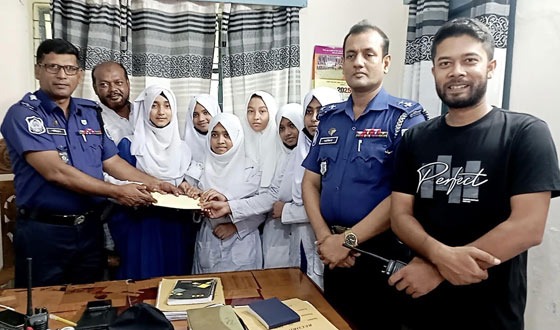 ঘোড়াঘাটে অনলাইনে প্রতারণার শিকার, টাকা ফিরে পেল শিক্ষার্থীরা