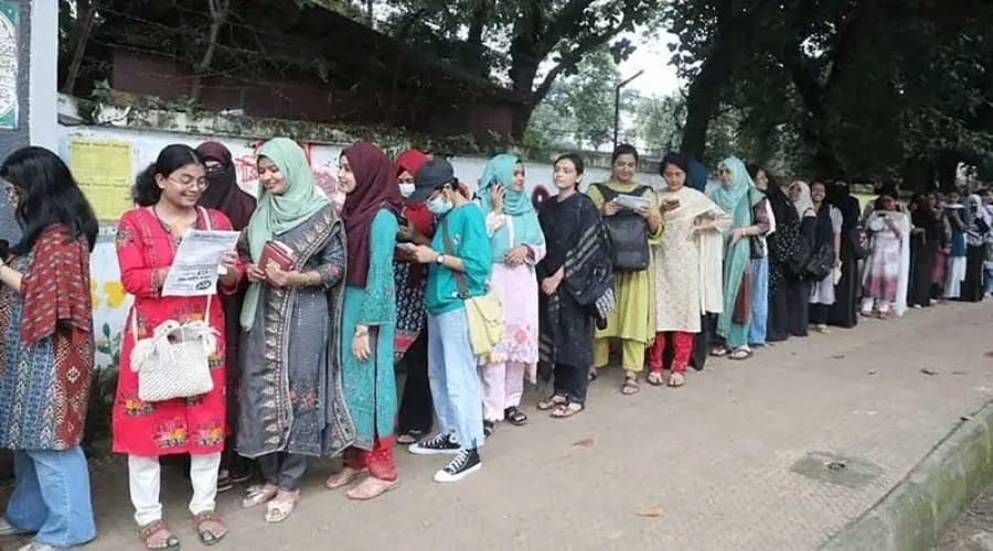 ঢাবিতে ডাকসু নির্বাচন: লম্বা লাইনে ভোট দিচ্ছেন শিক্ষার্থীরা