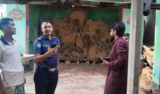পোরশায় ইউএনও ও ওসির বিভিন্ন পূজামন্ডপ পরিদর্শন