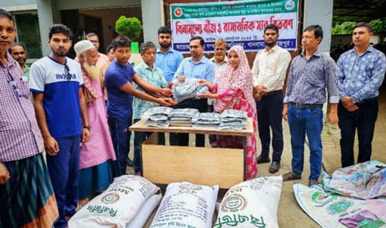 খানসামায় মাসকলাই বীজ ও রাসায়নিক সার বিতরণ