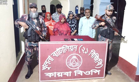 অবৈধভাবে ভারতে যাওয়ার সময় আটক ৫