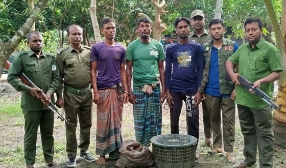 সুন্দরবনে অবৈধভাবে কাঁকড়া ধরার অপরাধে আটক ৩