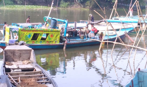 বাজিতপুর হিলচিয়ায় অবাধে ষ্টিল বডি নৌকা দিয়ে বালু আনলোড