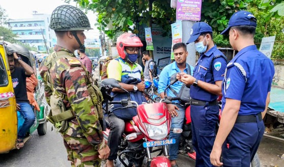 চাঁদপুরের ওয়ারলেস মোড়ে যৌথ বাহিনীর চেকপোস্ট
