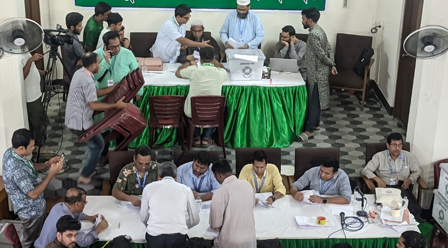 রাতভর ভোট গণনা, সকালে ফল আসতে পারে জাকসু নির্বাচনের