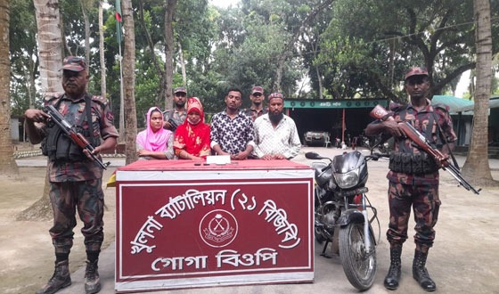 অবৈধভাবে ভারতে যাওয়ার সময় আটক ৪