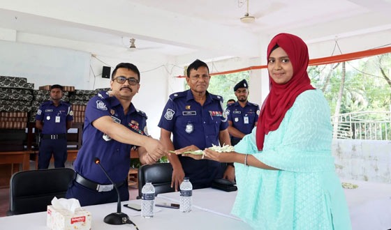 বরগুনায় ১২০ টাকায় পুলিশে চাকরি হলো ১২ তরুণ-তরুণীর