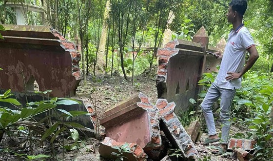 মুলাদীতে ককটেল বিস্ফোরনে আ’লীগ নেতার কবরস্থান ভাঙার অভিযোগ