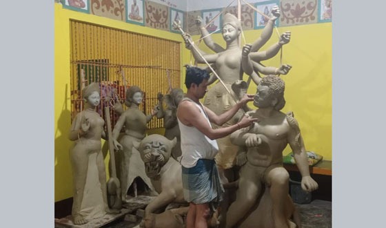 চন্দনাইশে প্রতিমা নিয়ে ব্যস্ত মৃৎ শিল্পীরা, চলছে রং তুলির কাজ