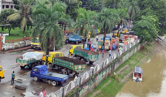 সুরমা তীরের পার্ক দখল করেছে ট্রাক চালকরা